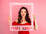 Duża różowa ramka rekwizyt do zdjęć free kiss 60cm Dekoracje walentynkowe wimpreze.pl 9