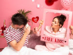 Duża różowa ramka rekwizyt do zdjęć free kiss 60cm Dekoracje walentynkowe wimpreze.pl 10